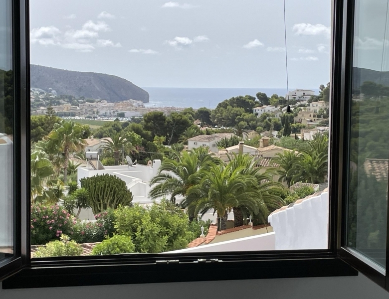Villa grande en venta con piscina y vistas en Moraira