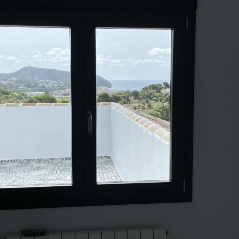 Villa grande en venta con piscina y vistas en Moraira