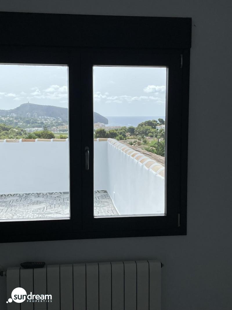 Villa grande en venta con piscina y vistas en Moraira