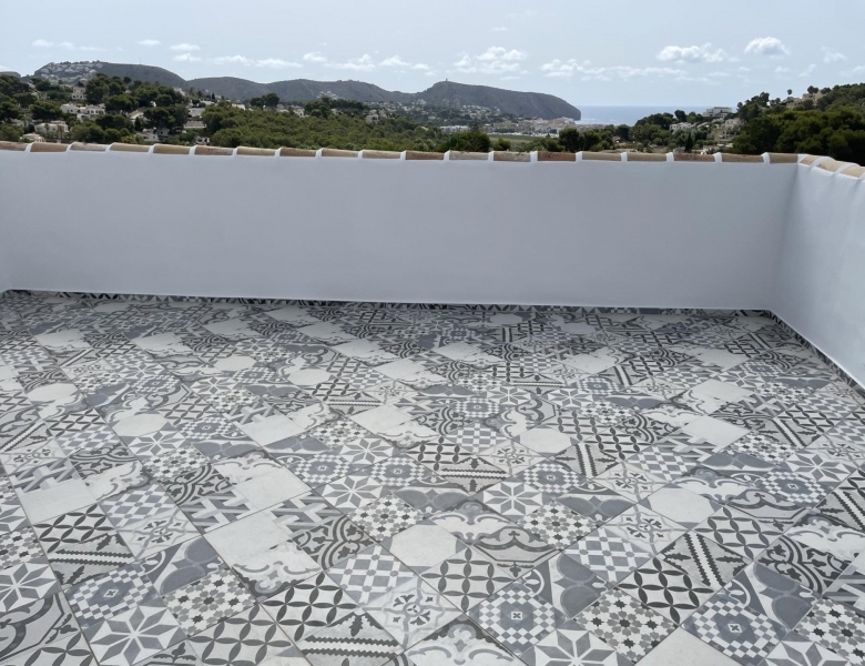 Villa grande en venta con piscina y vistas en Moraira