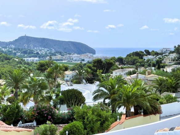 Villa grande en venta con piscina y vistas en Moraira