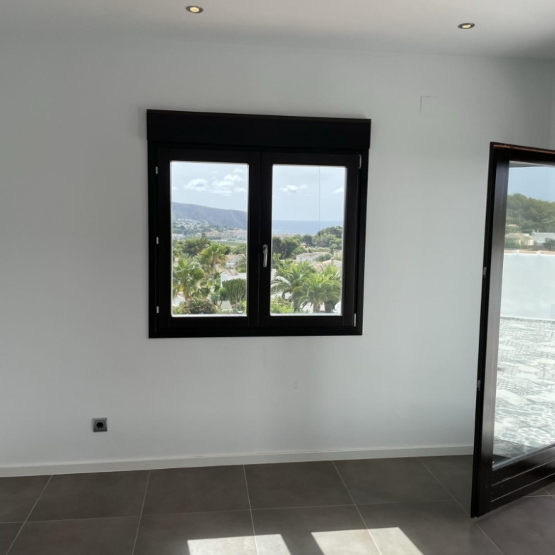 Villa grande en venta con piscina y vistas en Moraira
