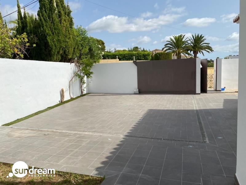 Villa grande en venta con piscina y vistas en Moraira