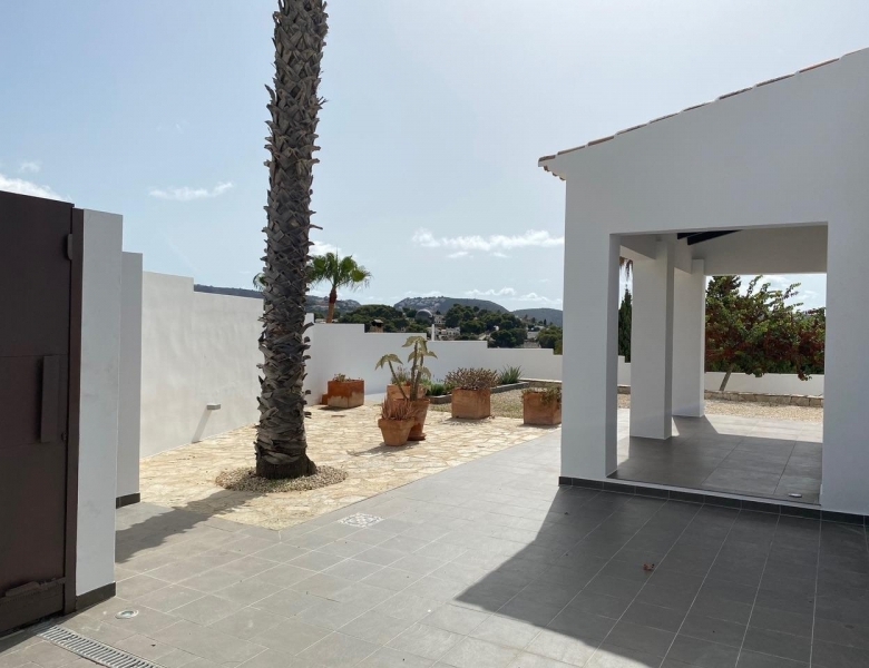 Villa grande en venta con piscina y vistas en Moraira