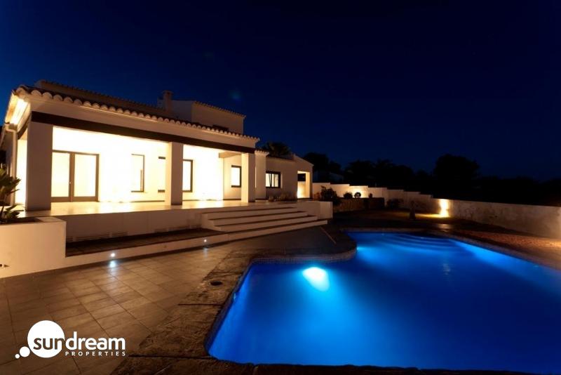 Villa grande en venta con piscina y vistas en Moraira