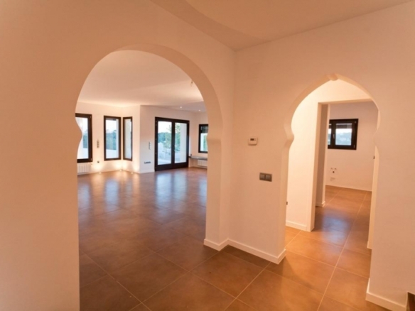 Villa grande en venta con piscina y vistas en Moraira