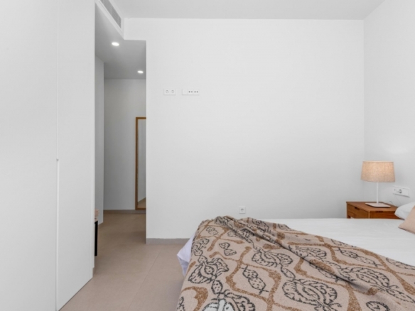 Villa en una sola planta con 3 dormitorios, solarium y piscina privada a la venta en Los Alcazares