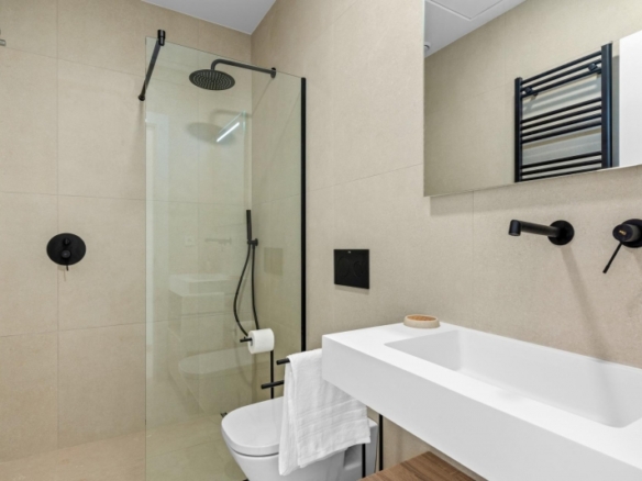 Villa en una sola planta con 3 dormitorios, solarium y piscina privada a la venta en Los Alcazares