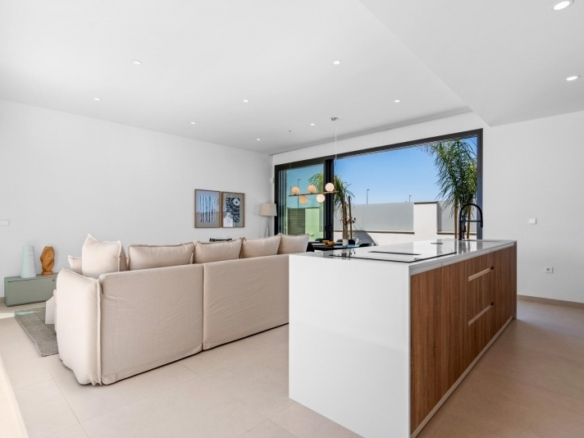 Villa en una sola planta con 3 dormitorios, solarium y piscina privada a la venta en Los Alcazares