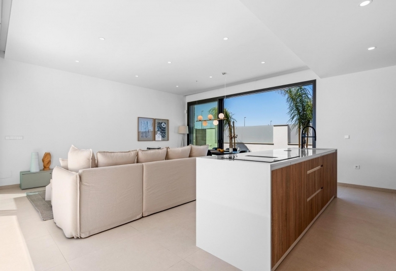 Villa en una sola planta con 3 dormitorios, solarium y piscina privada a la venta en Los Alcazares