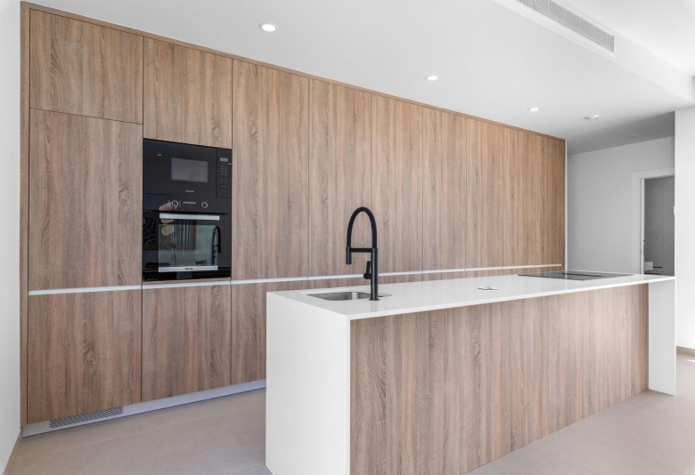 Villa en una sola planta con 3 dormitorios, solarium y piscina privada a la venta en Los Alcazares
