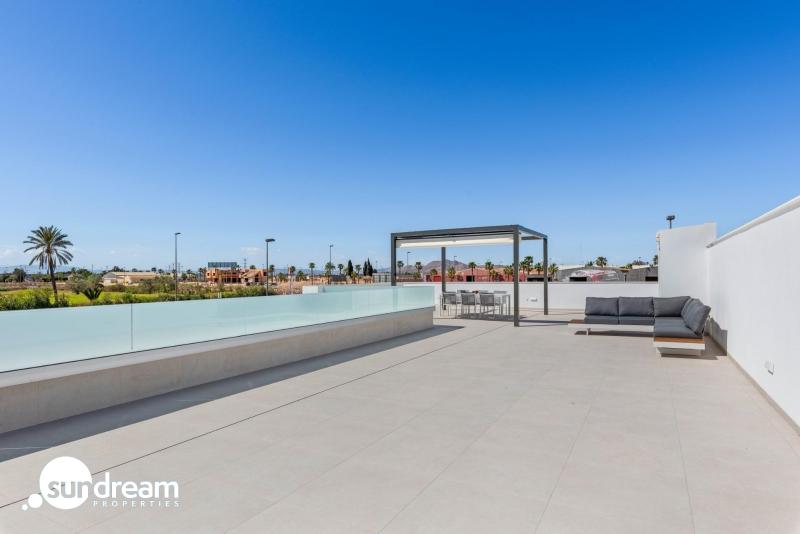 Villa en una sola planta con 3 dormitorios, solarium y piscina privada a la venta en Los Alcazares