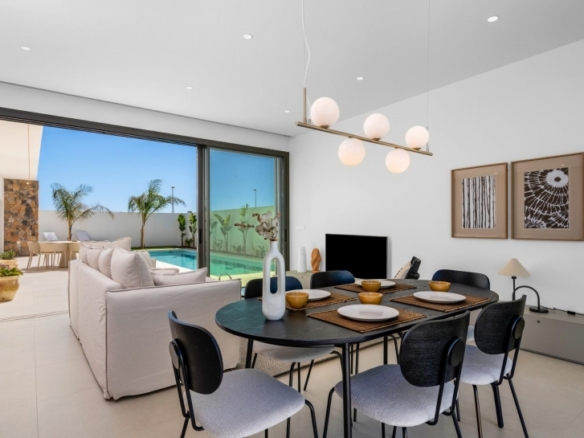 Villa en una sola planta con 3 dormitorios, solarium y piscina privada a la venta en Los Alcazares