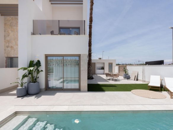 Villa de nueva construcción con 3 dormitorios y piscina privada en Serena Golf-Los Alcázares