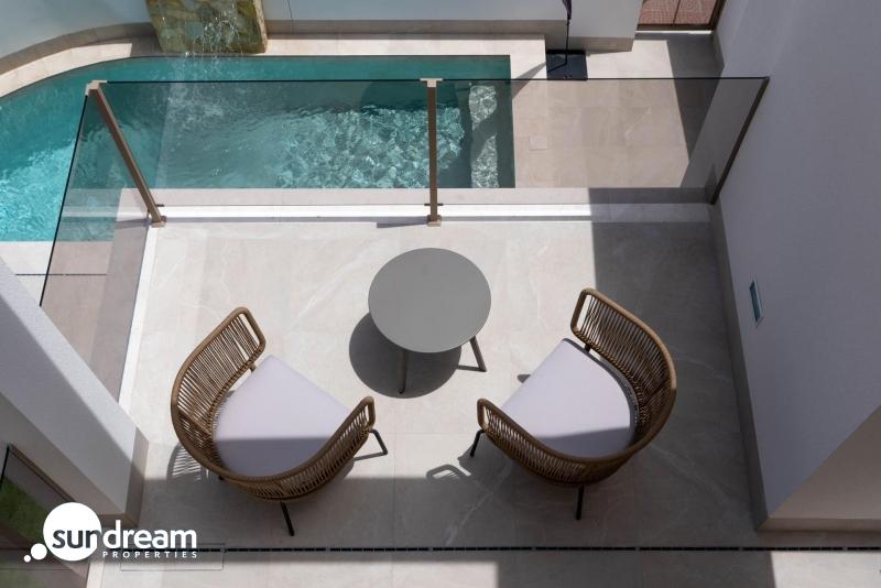 Villa de nueva construcción con 3 dormitorios y piscina privada en Serena Golf-Los Alcázares