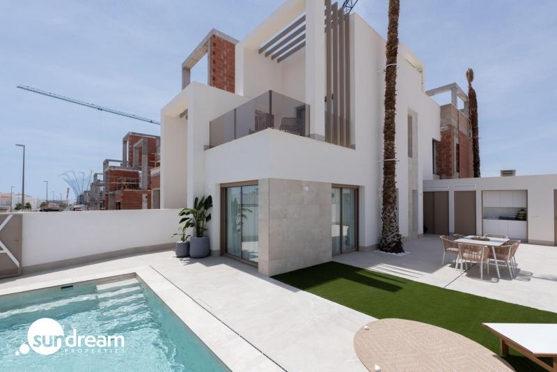 Villa de nueva construcción con 3 dormitorios y piscina privada en Serena Golf-Los Alcázares