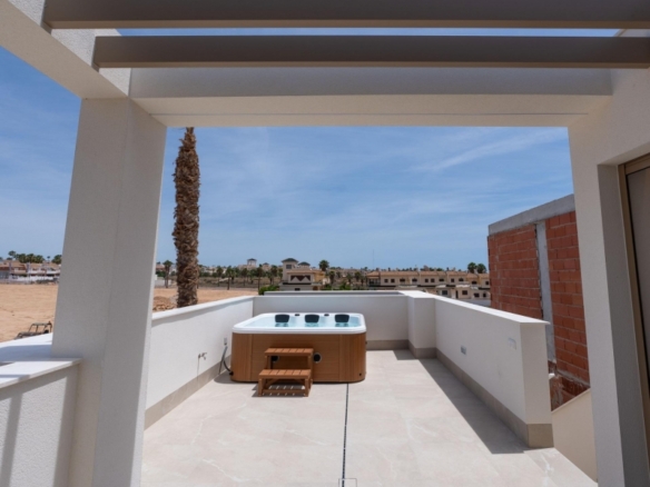 Villa de nueva construcción con 3 dormitorios y piscina privada en Serena Golf-Los Alcázares