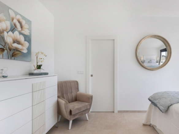 Villa de nueva construcción en una sola planta con 3 dormitorios y piscina privada en Los Alcázares