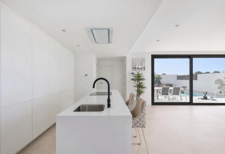 Villa de nueva construcción en una sola planta con 3 dormitorios y piscina privada en Los Alcázares