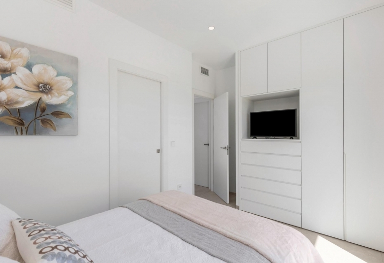 Villa en una sola planta con 2 dormitorios y piscina privada en venta en Los Alcázares