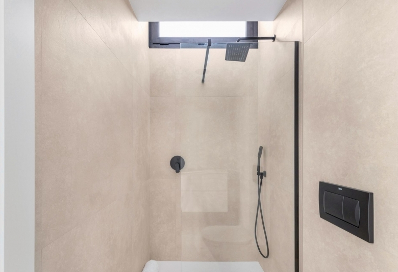 Villa en una sola planta con 2 dormitorios y piscina privada en venta en Los Alcázares