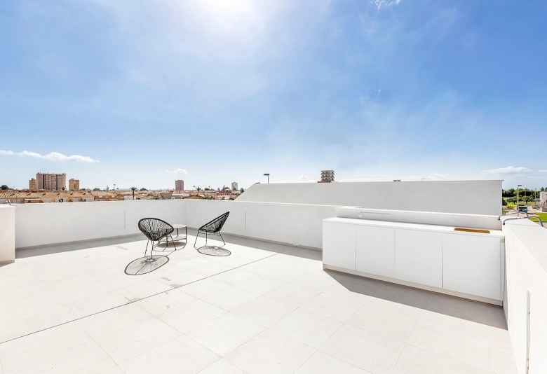Villa en una sola planta con 2 dormitorios y piscina privada en venta en Los Alcázares