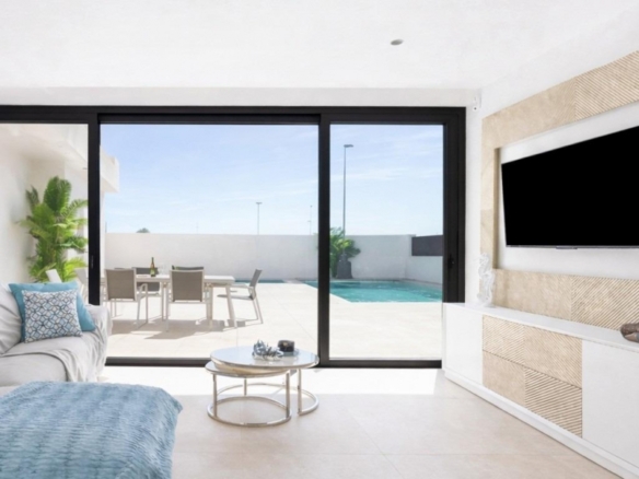 Villa en una sola planta con 2 dormitorios y piscina privada en venta en Los Alcázares