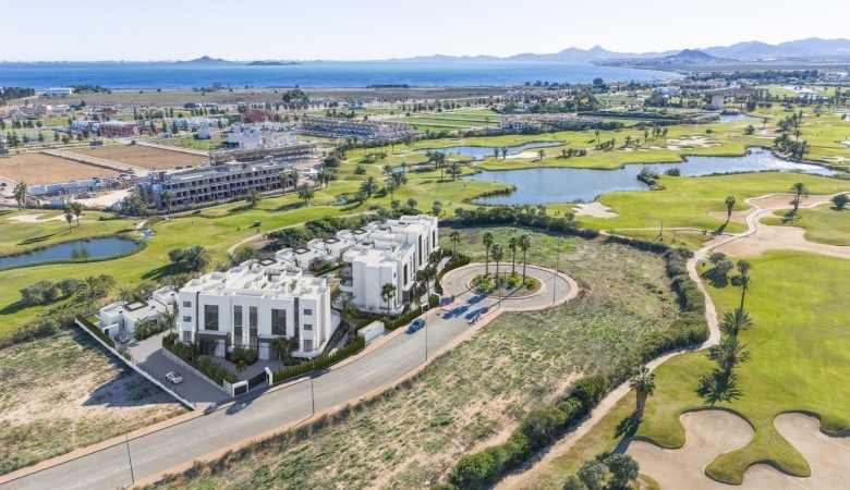 Villa de nueva construcción con 3 dormitorios y piscina privada en venta en primera linea de Golf( Los Alcázares)