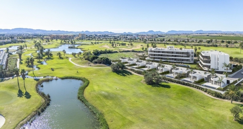 Villa de nueva construcción con 3 dormitorios y piscina privada en venta en primera linea de Golf( Los Alcázares)