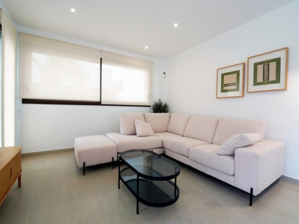 Villa de 2 plantas con 3 dormitorios a la venta en Heredades-Rojales