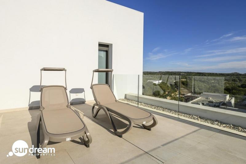 g_42998-3-18 Villa exclusiva de 3 dormitorios a la venta en el prestigioso Resort de Golf Las Colinas(Alicante)
