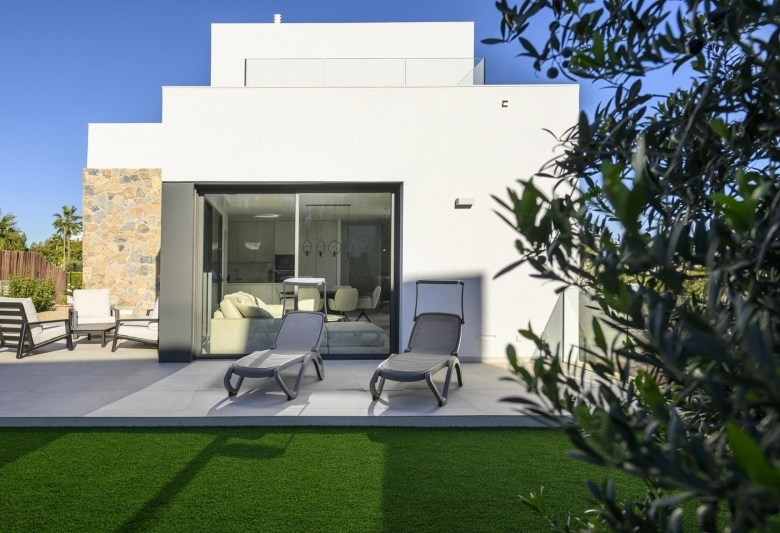 Villa exclusiva de 3 dormitorios a la venta en el prestigioso Resort de Golf Las Colinas(Alicante)