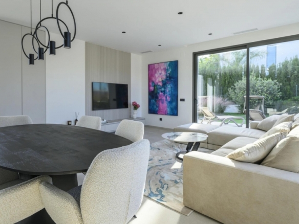 Villa exclusiva de 3 dormitorios a la venta en el prestigioso Resort de Golf Las Colinas(Alicante)