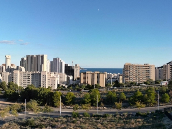 Ático de 3 dormitorios con solarium y piscina privada a 900m. de la playa en Villajoyosa