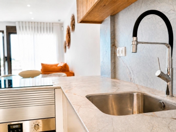 Adosado moderno con 3 dormitorios, sotano y solarium privado a la venta en Dolores.