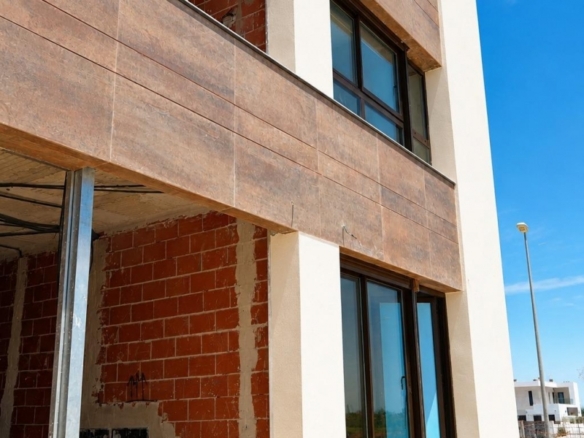 Adosado moderno con 3 dormitorios, sotano y solarium privado a la venta en Dolores.
