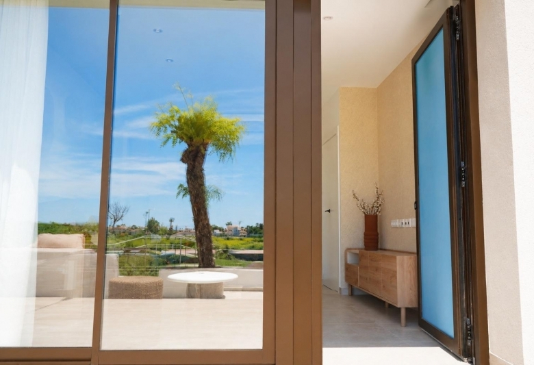 Adosado moderno con 3 dormitorios, sotano y solarium privado a la venta en Dolores.