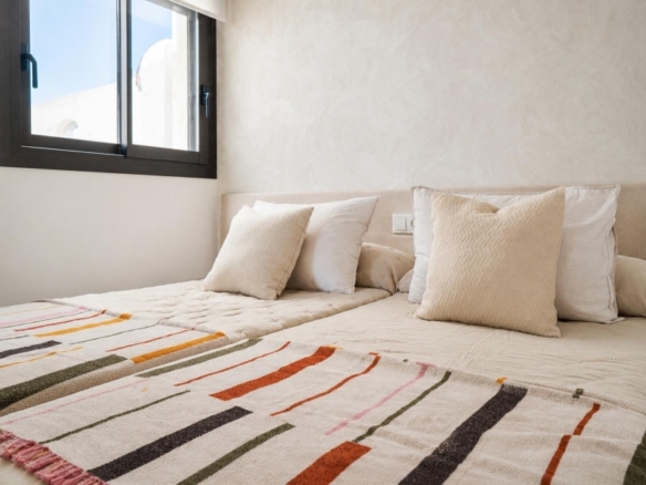 Adosado moderno con 3 dormitorios, sotano y solarium privado a la venta en Dolores.