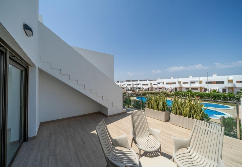 Bungalow de planta alta con 2 dormitorios y solarium privado en Vistabella Golf(Orihuela)