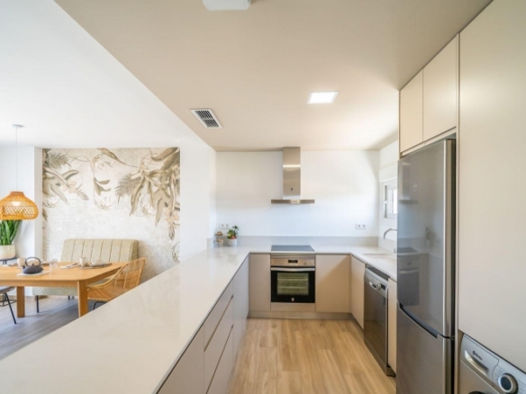 Bungalow de planta alta con 2 dormitorios y solarium privado en Vistabella Golf(Orihuela)