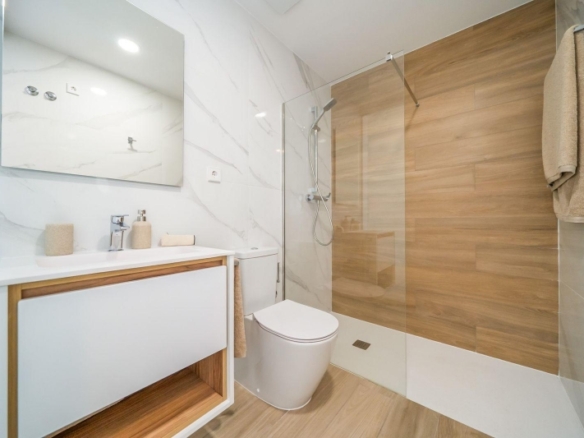 Bungalow de planta alta con 2 dormitorios y solarium privado en Vistabella Golf(Orihuela)