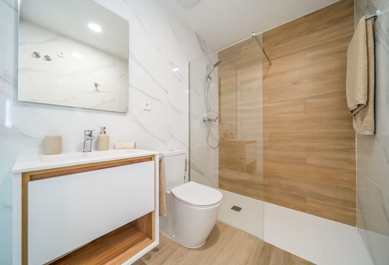 Bungalow de planta alta con 2 dormitorios y solarium privado en Vistabella Golf(Orihuela)