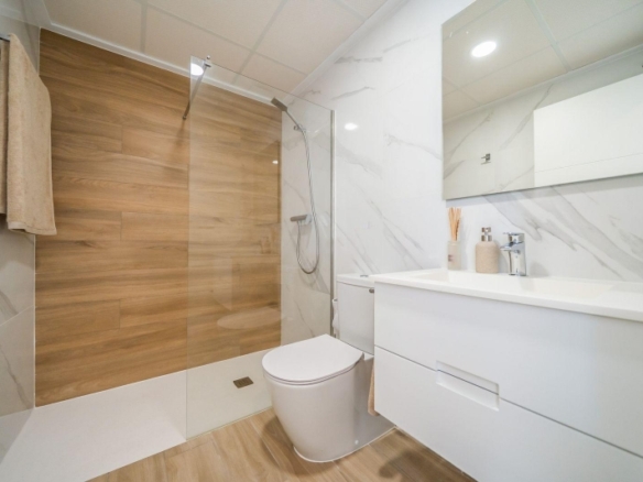 Bungalow de planta alta con 2 dormitorios y solarium privado en Vistabella Golf(Orihuela)