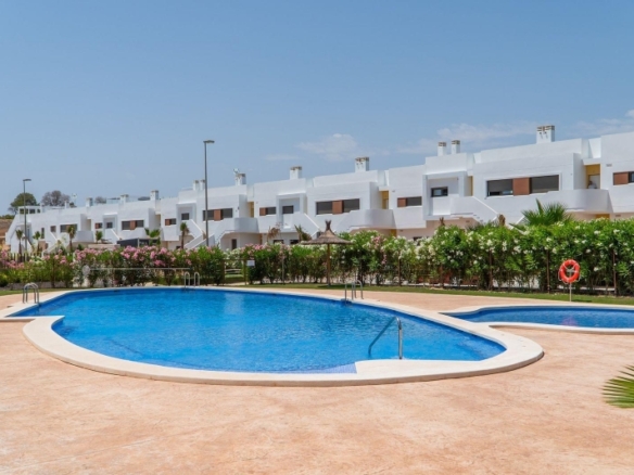 Bungalow de planta alta con 2 dormitorios y solarium privado en Vistabella Golf(Orihuela)