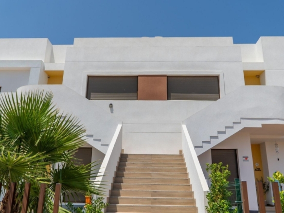 Bungalow de planta alta con 2 dormitorios y solarium privado en Vistabella Golf(Orihuela)