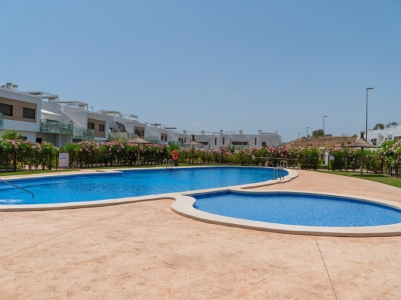 Bungalow de planta alta con 2 dormitorios y solarium privado en Vistabella Golf(Orihuela)