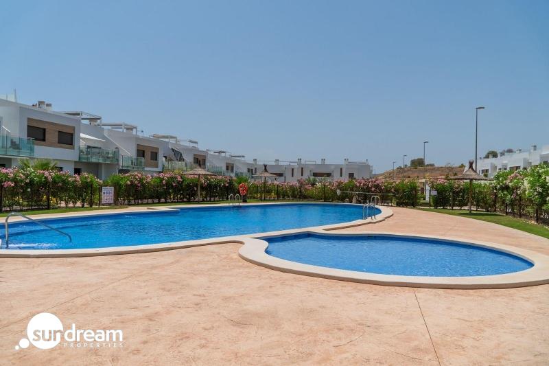 Bungalow de planta alta con 2 dormitorios y solarium privado en Vistabella Golf(Orihuela)