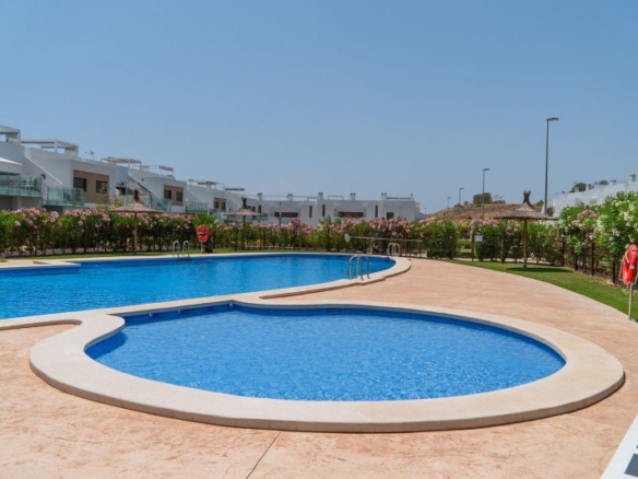 Bungalow de planta alta con 2 dormitorios y solarium privado en Vistabella Golf(Orihuela)