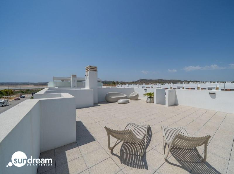 Bungalow de planta alta con 2 dormitorios y solarium privado en Vistabella Golf(Orihuela)