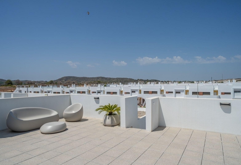 Bungalow de planta alta con 2 dormitorios y solarium privado en Vistabella Golf(Orihuela)